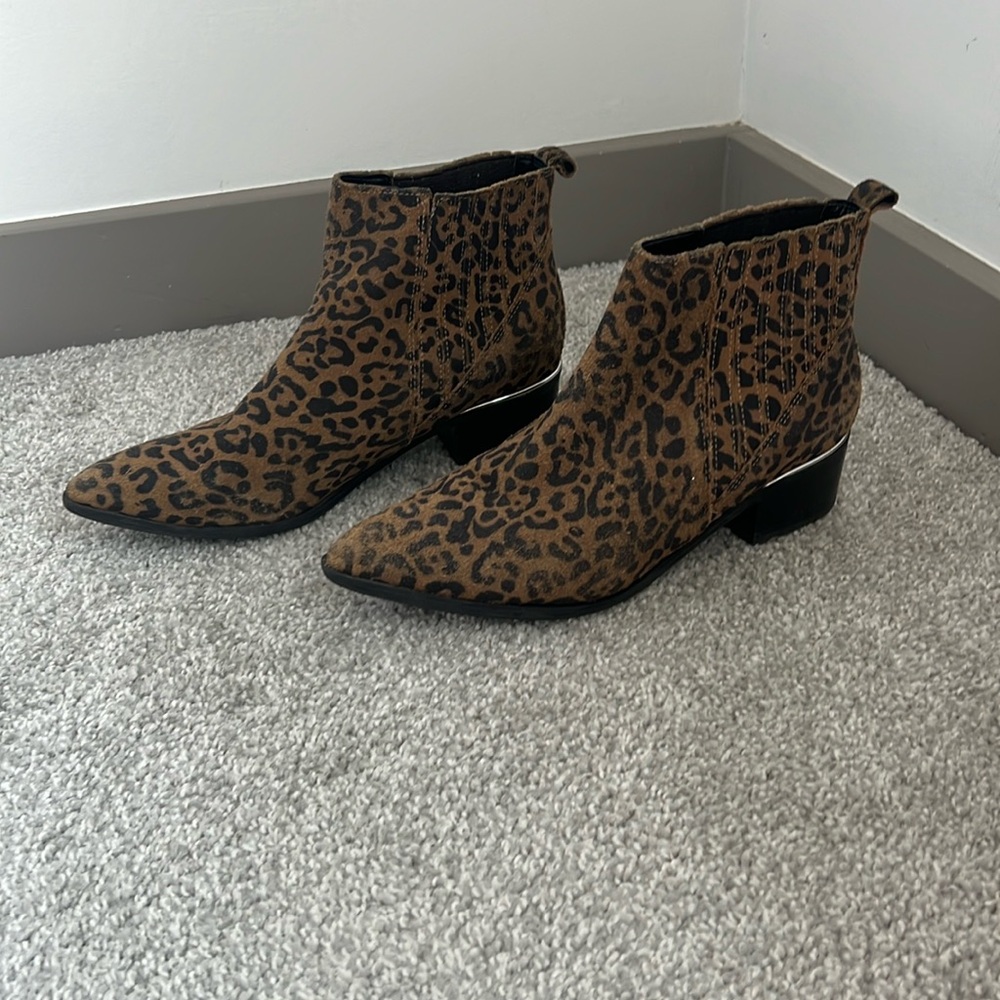 Marc Fisher 71/2, cheetah, booties